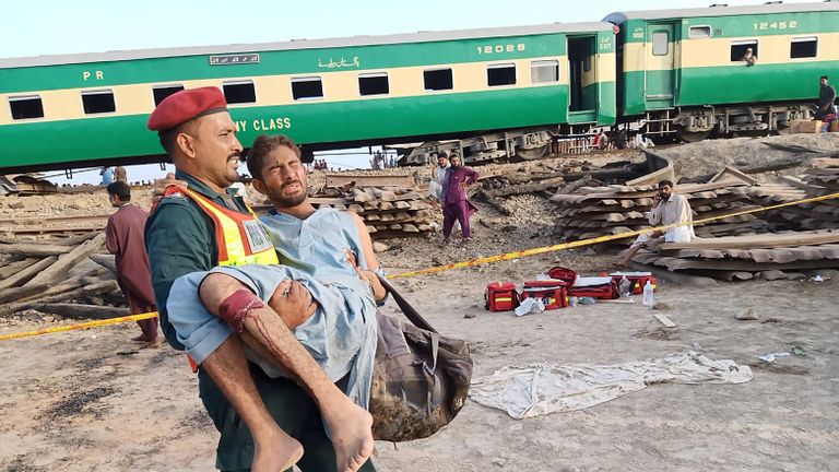 Un sauveteur pakistanais transporte un passager blessé sur le lieu de l'accident de train dans le district de Rahim Yar Khan, dans la province du Punjab, le 11 juillet 2019. - Au moins neuf personnes ont été tuées et plus de 60 blessées lorsque deux trains sont entrés en collision dans le centre du Pakistan début 11 juillet les fonctionnaires ont dit. L'incident s'est produit dans le district de Rahim Yar Khan, dans la province du Pendjab, lorsqu'un train de voyageurs en provenance de Lahore, dans l'est du pays, a percuté un train de marchandises qui s'était arrêté à un passage à niveau, a déclaré un haut responsable du gouvernement. (Photo de STR / AFP) (Le crédit photo doit correspondre à STR / AFP / Getty Images)
