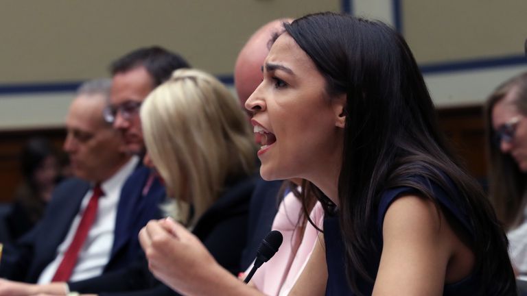 WASHINGTON, DC - 12 JUILLET: Rép. Américaine Alexandria Ocasio-Cortez (D-NY) prend la parole lors d'une audition du Comité de surveillance et de réforme de la Chambre. 