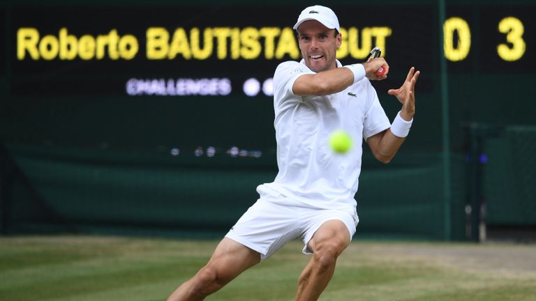 L'Espagnol Roberto Bautista Agut revient contre le Serbe Novak Djokovic lors de la demi-finale du simple messieurs, disputé le 11e jour des Championnats de Wimbledon 2019 au All England Lawn Tennis Club à Wimbledon, au sud-ouest de Londres, le 12 juillet 2019. (Photo de Ben STANSALL / AFP) / RESTRICTED A USAGE EDITORIAL (Le crédit photo doit se lire BEN STANSALL / AFP / Getty Images)