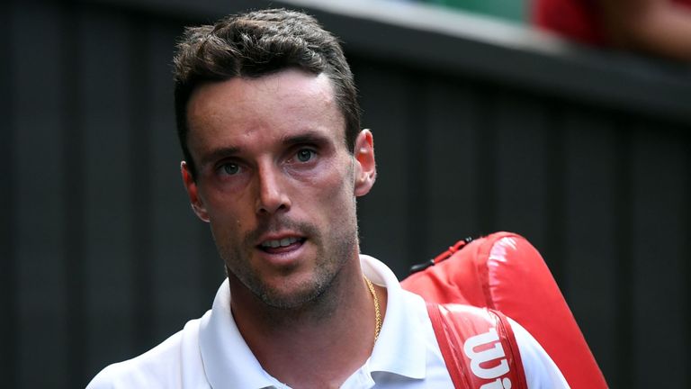 L'Espagnol Roberto Bautista Agut s'en va après avoir été battu par le Serbe Novak Djokovic lors du match de demi-finale du simple messieurs, le onzième jour des Championnats de Wimbledon 2019 au All England Lawn Tennis Club à Wimbledon, Sud-ouest de Londres, le 12 juillet 2019. (Photo de Ben STANSALL / AFP) / RESTRICTED TO EDITORIAL USE (Le crédit photo devrait correspondre à BEN STANSALL / AFP / Getty Images)