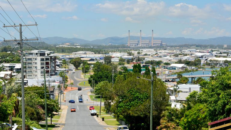 Gladstone, Queensland, Australie - 3 janvier 2018. Découvre une rue escarpée dans un quartier vallonné de Gladstone, en direction de la centrale électrique, avec des bâtiments, des poteaux électriques et des voitures.