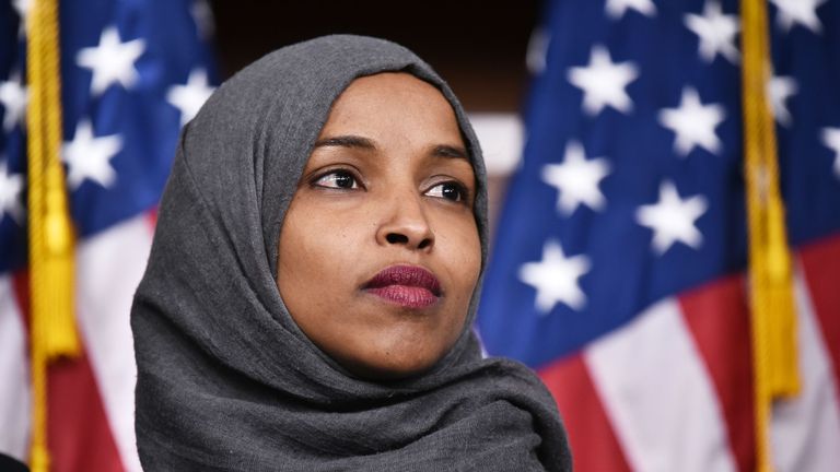 Le représentant élu Ilhan Omar, D-MN, assiste à une conférence de presse au House Visitors Center du Capitole des États-Unis à Washington, DC, le 30 novembre 2018. (Photo de MANDEL NGAN / AFP) (Le crédit photo doit se lire comme suit: MANDEL NGAN / AFP / Getty Images)