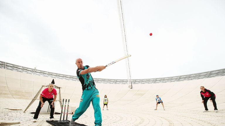 Parkings, Australie - 11 octobre: ​​Chris Lynn de la chaleur de Brisbane frappe lors du lancement de Cricket Blast à l'observatoire de CSIRO Parkes le 11 octobre 2018 à Parkes, en Australie. (Photo par Matt King / Getty Images)