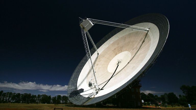 PARKES, AUSTRALIE - 27 OCTOBRE: (NOTE DE LA RÉDACTION: UN FILTRE POLARISANT A ÉTÉ UTILISÉ DANS LA CRÉATION DE CETTE IMAGE): Organisation de recherche scientifique et industrielle du Commonwealth australien (CSIRO) Station australienne de téléscope nationale (ATNF) Parkes Observatoire radio télescope pointe vers le ciel le 27 octobre 2006 à Parkes, en Australie. Le télescope, surnommé affectueusement "le plat", observe actuellement des pulsars au centre de la galaxie de la Voie lactée. The Dish est l'un des plus grands radiotélescopes de l'hémisphère sud et a été utilisé par la NASA lors des missions lunaires Apollo. The Dish a également joué dans un film australien très populaire du même nom en 2000. (Photo de Ian Waldie / Getty Images)