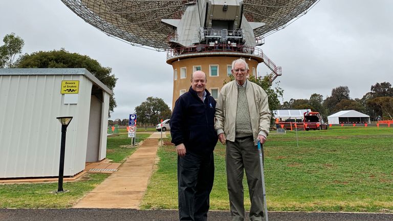 David Cooke (D), ingénieur récepteur principal du radiotélescope Parkes en 1969, et John Sarkissian, scientifique chargé des opérations sur le télescope, se tiennent devant le radiotélescope de l'observatoire Parkes, près de la ville de Parkes (Australie), le 16 juillet 2019. Photo prise le 16 juillet 2019. REUTERS / Stefica Nicol Bikes