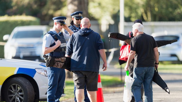 Christchurch, Nouvelle-Zélande - 13 juillet: propriétaires d'armes à feu rendre leurs armes à feu à l'hippodrome de Riccarton le 13 juillet 2019 à Christchurch, Nouvelle-Zélande. Il s’agit du premier rassemblement d’armes à feu organisé en Nouvelle-Zélande à la suite de modifications apportées à la législation sur les armes à feu, offrant aux propriétaires d’armes à feu l’occasion initiale pour beaucoup de remettre des armes à feu prohibées pour rachat et amnistie. L’événement de Christchurch est l’un des 258 événements qui se dérouleront dans tout le pays au cours des trois prochains mois. Le gouvernement néo-zélandais versera aux propriétaires entre 25 et 95% du prix de base fixé, selon les conditions. Il indemnisera également les revendeurs et paiera certaines armes à modifier pour les rendre légales. L'amnistie se termine le 20 décembre. (Photo de Kai Schwoerer / Getty Images)