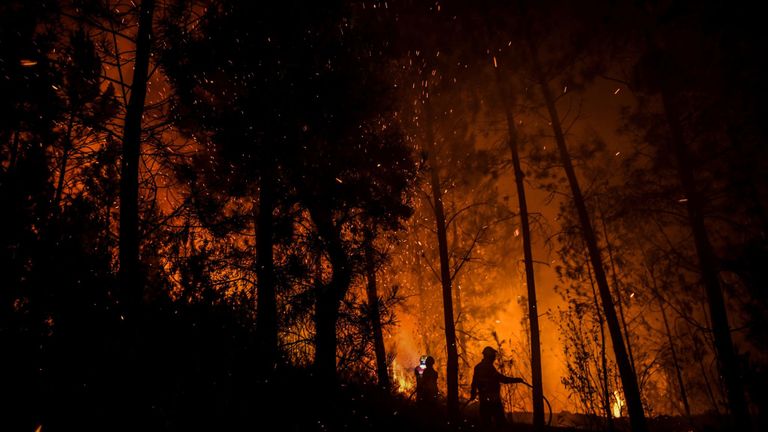 Le 21 juillet 2019, un pompier assiste à un feu de forêt à Amendoa à Macao, dans le centre du Portugal. - Plus d'un millier de pompiers se sont battus pour maîtriser les incendies dans le centre du Portugal. Ils ont forcé des évacuations dans des villages, dans une région où des dizaines de personnes ont été tuées en 2017. Les pompiers ont été déployés pour lutter contre trois incendies dans la région montagneuse et fortement boisée de Castelo Branco, à 200 kilomètres au nord de Lisbonne, selon le site internet de la Protection civile. (Photo de PATRICIA DE MELO MOREIRA / AFP) (Le crédit photo devrait se lire PATRICIA DE MELO MOREIRA / AFP / Getty Images)