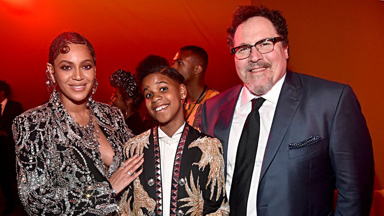 HOLLYWOOD, CALIFORNIE - JUILLET 09: (G-D) Beyonce Knowles-Carter, JD McCrary et le réalisateur / producteur Jon Favreau assistent à la première mondiale de Disney 