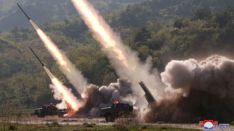 On voit des missiles lancés lors d'un exercice militaire en Corée du Nord, dans cette photo du 10 mai 2019 fournie par l'Agence de presse centrale coréenne (KCNA). KCNA via REUTERS ATTENTION EDITORS - CETTE IMAGE A ÉTÉ FOURNIE PAR UN TIERS. REUTERS NE PEUT PAS VÉRIFIER INDÉPENDAMMENT CETTE IMAGE. AUCUNE VENTE DE TIERS. CORÉE DU SUD OUT.