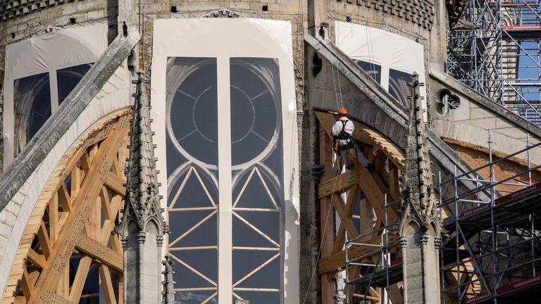 Les travailleurs sont photographiés lors de travaux préliminaires à la cathédrale Notre-Dame de Paris, à Paris, le 24 juillet 2019. Rafael Yaghobzadeh / Pool via REUTERS