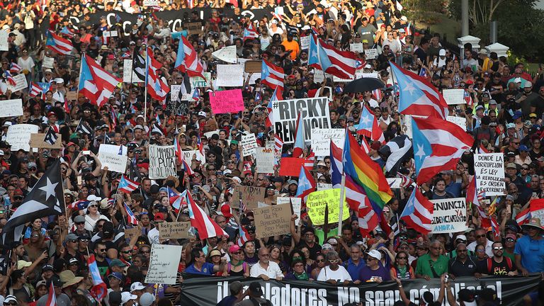 San Juan, Porto Rico - 17 juillet: Des manifestants protestent contre Ricardo Rossello, gouverneur de Porto Rico, le 17 juillet 2019 dans le vieux San Juan, Porto Rico. Des appels ont été lancés pour que le Gouverneur démissionne après avoir appris que lui et ses principaux collaborateurs faisaient partie d'un groupe de discussion privé contenant des messages misogynes et homophobes. (Photo par Joe Raedle / Getty Images)