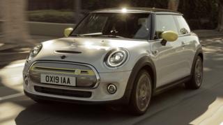 Mini électrique sur la route