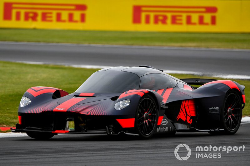 Une Aston Martin Valkyrie fait quelques tours