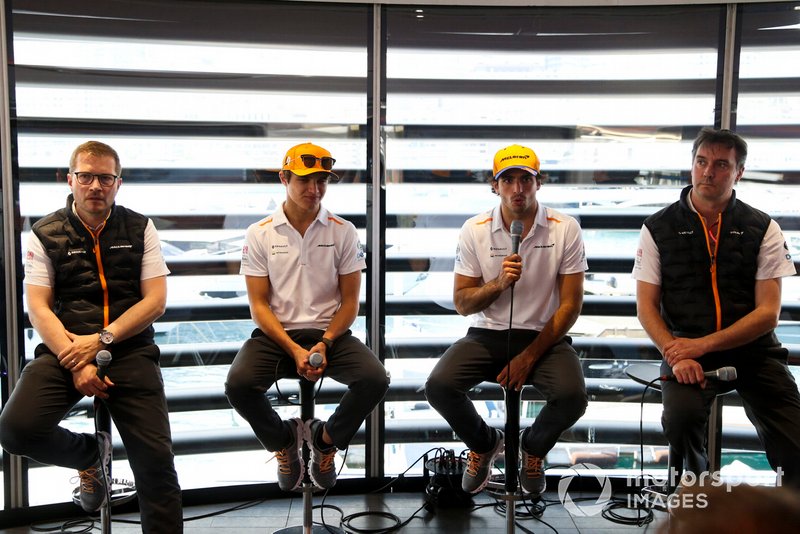 Andreas Seidl, chef d’équipe, McLaren, Lando Norris, McLaren, Carlos Sainz Jr., McLaren et James Key, directeur technique, McLaren