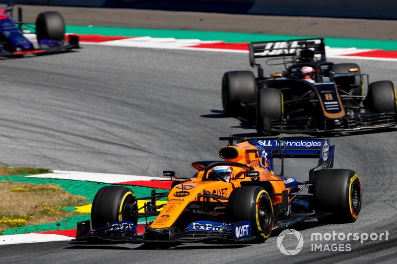 Carlos Sainz Jr., McLaren MCL34, conduit Romain Grosjean, Haas F1 Team VF-19