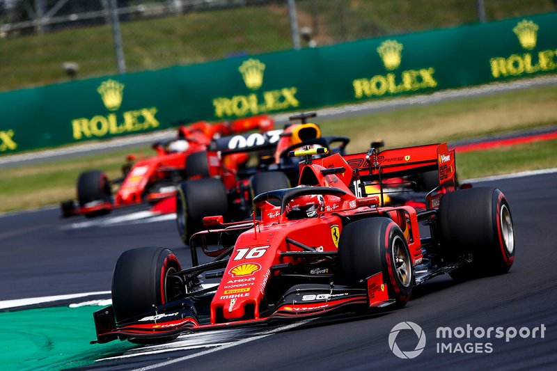 Charles Leclerc, Ferrari SF90 en tête de Max Verstappen, Red Bull Racing RB15 et Sebastian Vettel, Ferrari SF90 