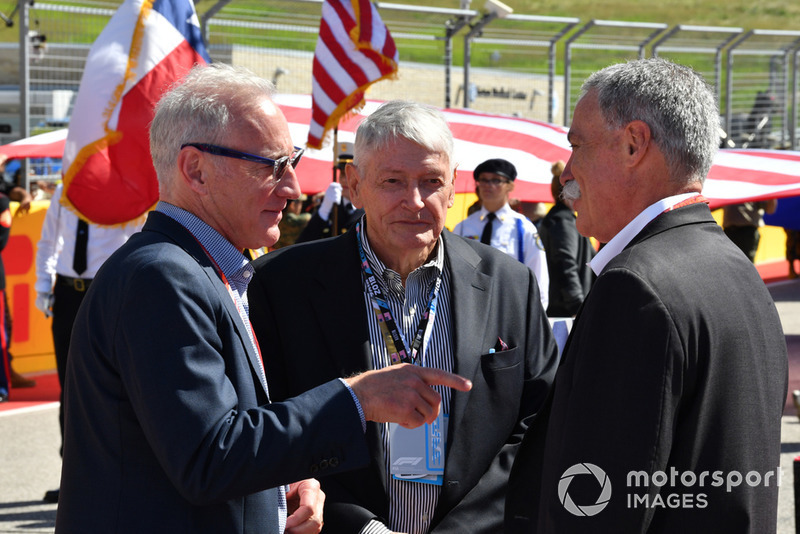 Chase Carey, chef de la direction et président exécutif du groupe Formula One, avec Greg Maffei, président et PDG de Liberty Media et John Malone, président du conseil de Liberty Media 
