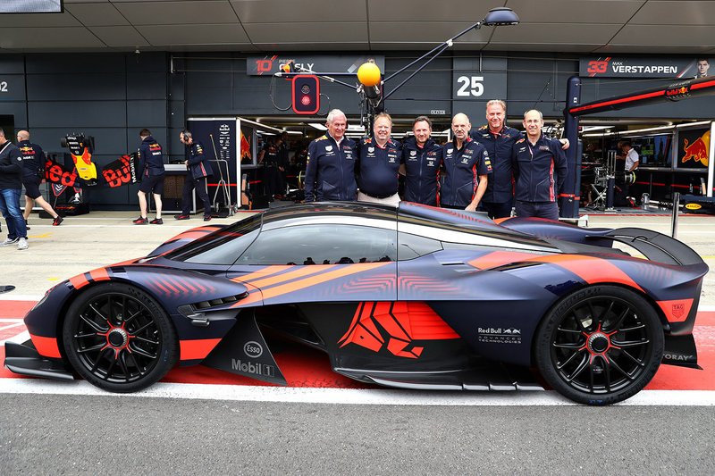 Dr Helmut Marko, consultant de léquipe Red Bull Racing, Andy Palmer, président et chef de la direction, Aston Martin Lagonda Ltd, Christian Horner, directeur de léquipe Red Bull Racing, Adrian Newey, directeur technique de Red Bull Racing, Marek Reichman, vice-président exécutif et Directeur de la création, Aston Martin Lagonda Ltd, et David King, directeur des projets spéciaux chez Aston Martin Lagonda Ltd, posent avec lAston Martin Valkyrie
