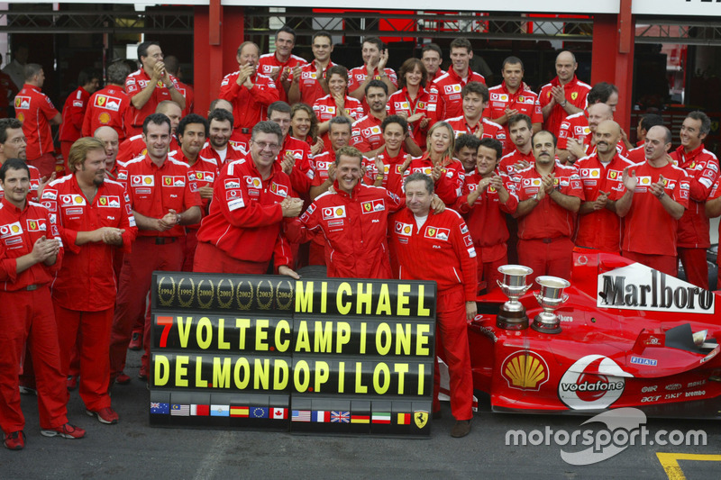 Michael Schumacher, Ferrari F2004 célèbre avec léquipe Ferrari après avoir remporté son 7ème championnat du monde avec Jean Todt et Ross Brawn
