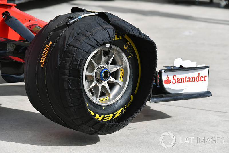 Roue avant Ferrari SF70H et pneu Pirelli en couverture