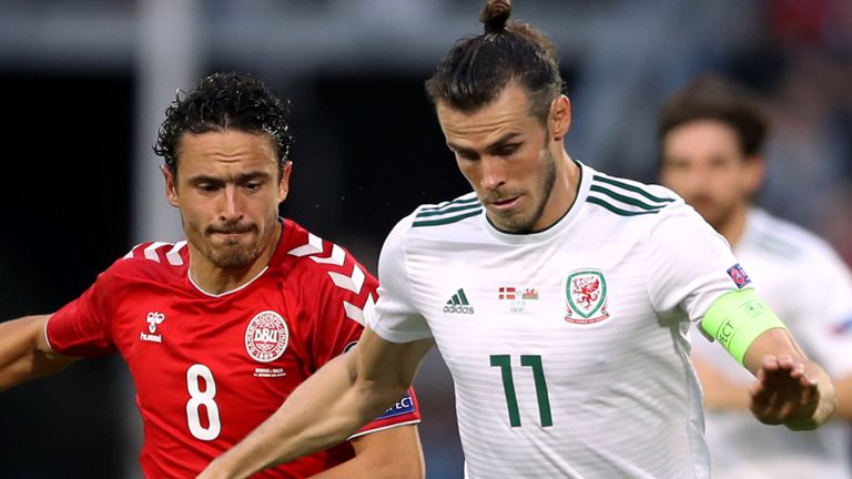 Gareth Bale court à la défense du Danemark