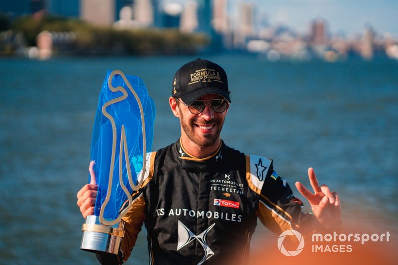 Jean-Eric Vergne, DS TECHEETAH célèbre avec le trophée du championnat