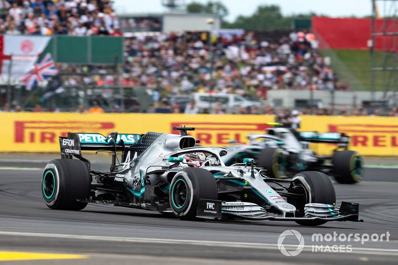 Lewis Hamilton, Mercedes AMG F1 W10, conduit Valtteri Bottas, Mercedes AMG W10