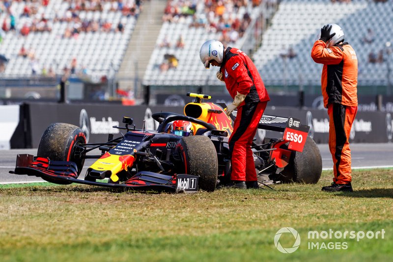 Marshals assiste Pierre Gasly, Red Bull Racing RB15, après une chute en FP2 