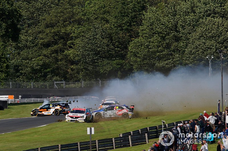Matt Neal, Dynamics de léquipe Yuasa de Halfords Dynamics, Honda Civic, Jason Plato, Power Maxed Racing, Vauxhall, Tom Ingram, Speedworks Motorsport, crash de Corolla à Old Hall