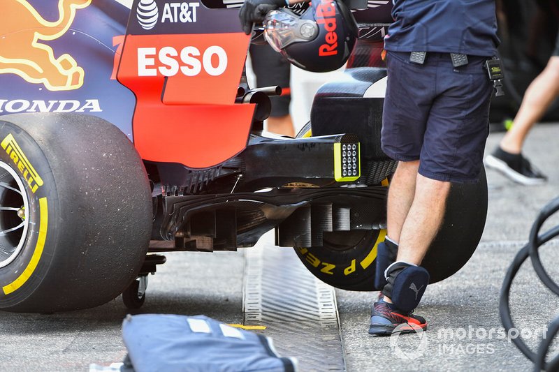 Les mécaniciens rapportent une Red Bull Racing RB15 au garage