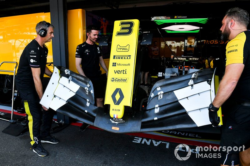 Mécaniciens avec une aile avant pour Daniel Ricciardo, Renault F1 Team R.S.19