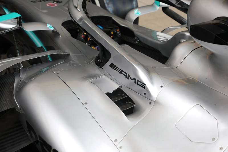 Détail du côté de la Mercedes AMG F1 W10