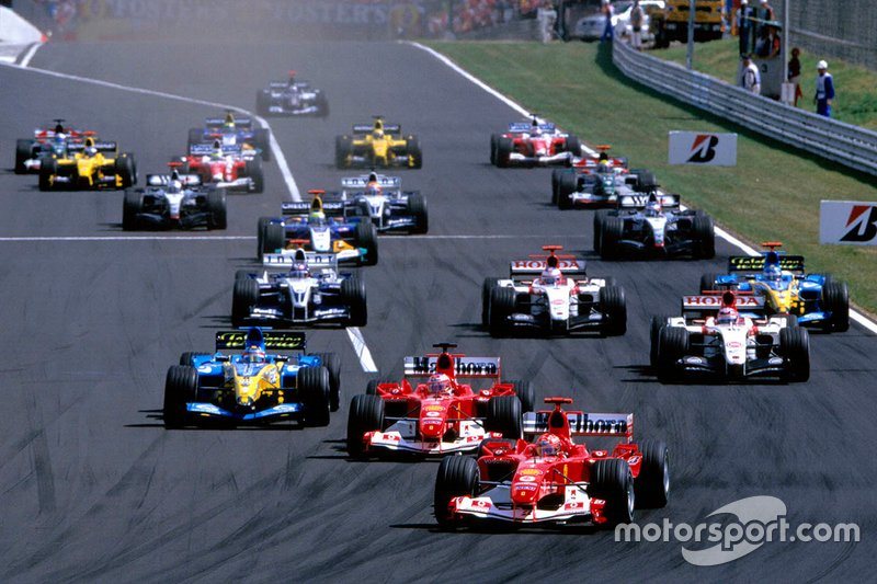 Michael Schumacher, Ferrari F2004 mène le champ au premier virage depuis le début