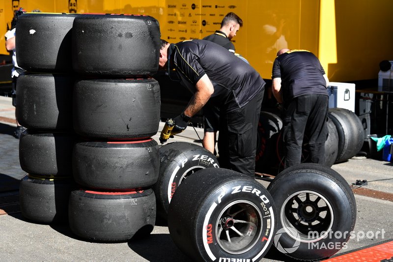 Les techniciens de Pirelli travaillent sur des pneus