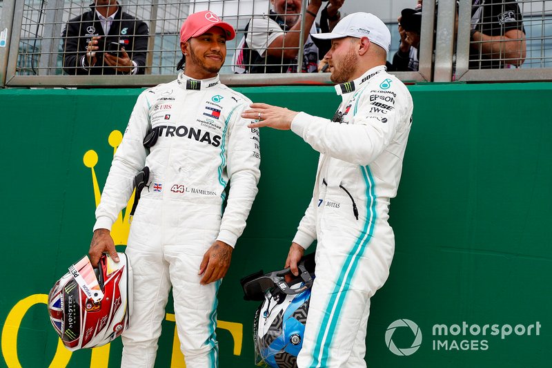 Valtteri Bottas, Mercedes AMG F1 et Lewis Hamilton, Mercedes AMG F1 en fête au Parc Fermé 
