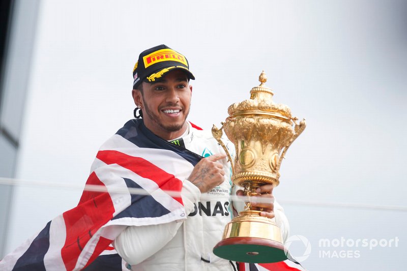 Gagnant de la course Lewis Hamilton, Mercedes AMG F1 célèbre sur le podium avec le trophée et avec un drapeau