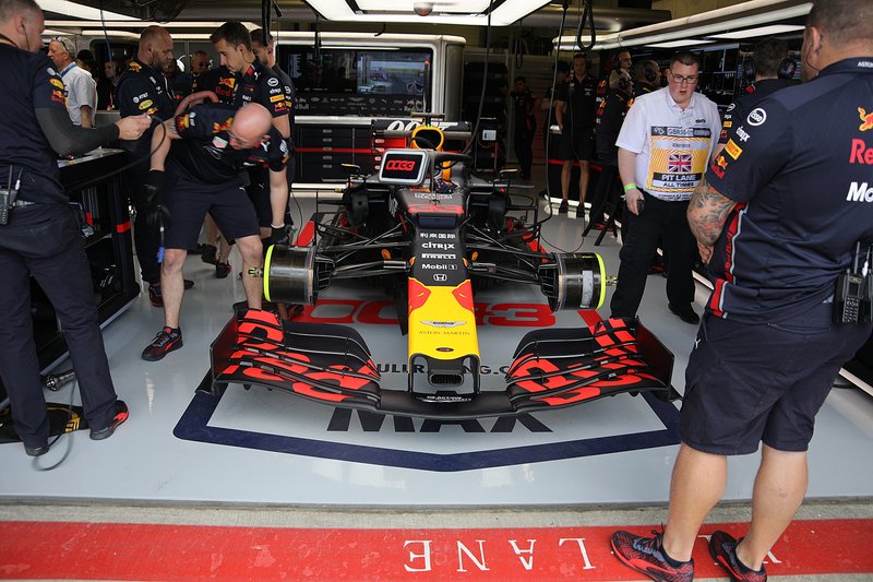 Red Bull Racing RB15 de Max Verstappen dans le garage