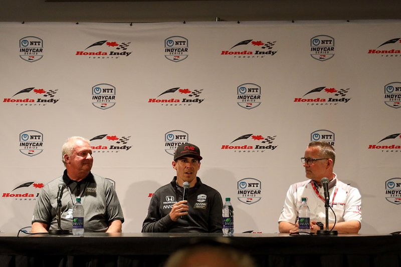 Mike Long, président et PDG d’Arrow Electronics, Robert Wickens, et Ted Klaus, président de Honda Performance Development. 