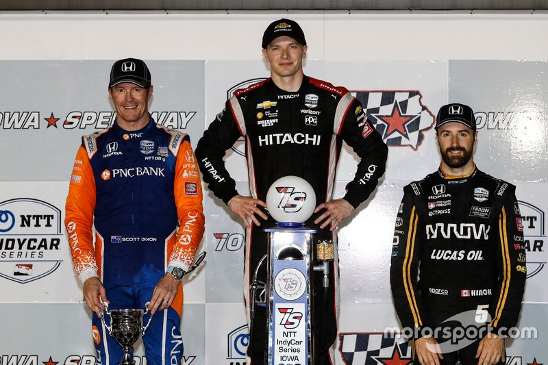 Scott Dixon, Josef Newgarden et James Hinchcliffe dArrow SPM posent sur le podium après une longue et dure nuit de courses sur lIowa Speedway. 