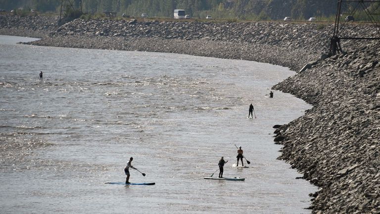 ANCHORAGE, AK - JUILLET 04: Le 4 juillet 2019, au sud d'Anchorage, en Alaska, des gens naviguent sur le Turnagain Arm sur des planches à aubes. L'Alaska se prépare à des températures record et à la sécheresse dans certaines parties de l'État. (Photo de Lance King / Getty Images)
