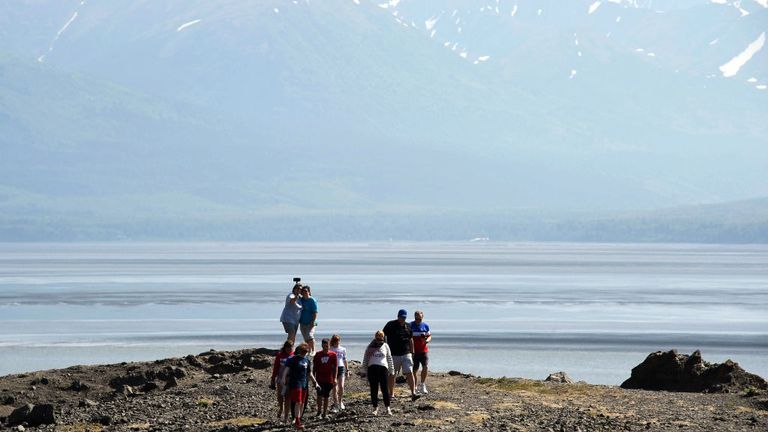 ANCHORAGE, AK - 04 JUILLET: Les gens visitent un avant-poste rocheux à Beluga Point, le long du bras Turnagain, le 4 juillet 2019 au sud d'Anchorage, en Alaska. L'Alaska se prépare à des températures record et à la sécheresse dans certaines parties de l'État. (Photo de Lance King / Getty Images)