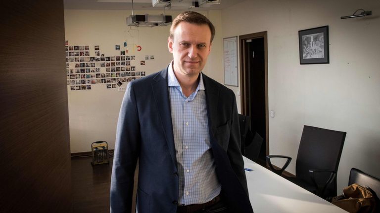 Le chef de l'opposition russe Alexei Navalny pose lors d'un entretien avec l'AFP au bureau de sa Fondation anti-corruption (FBK) à Moscou le 16 janvier 2018.