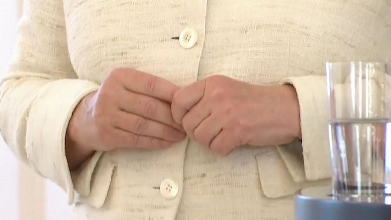 La chancelière allemande Angela Merkel vue en train de trembler