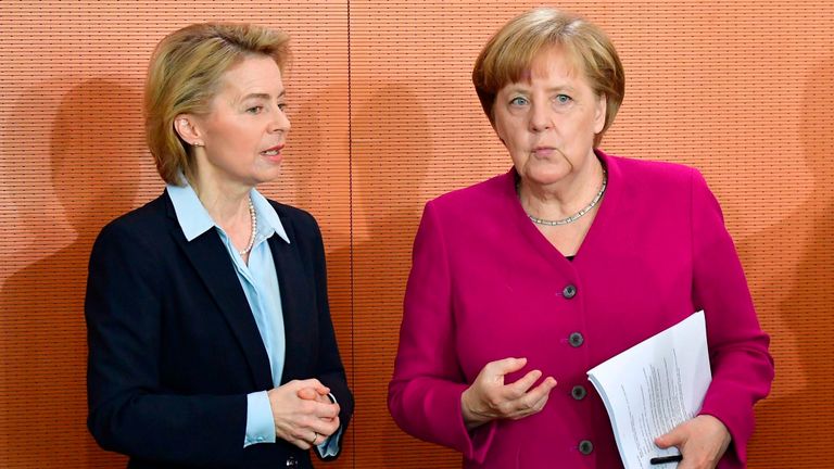 La chancelière allemande Angela Merkel (à droite) s'entretient avec la ministre de la Défense, Ursula von der Leyen, avant la réunion hebdomadaire du gouvernement à Berlin, le 2 mai 2018. (Photo de Tobias SCHWARZ / AFP) (Le crédit photo doit correspondre à TOBIAS SCHWARZ / AFP / Getty Images)