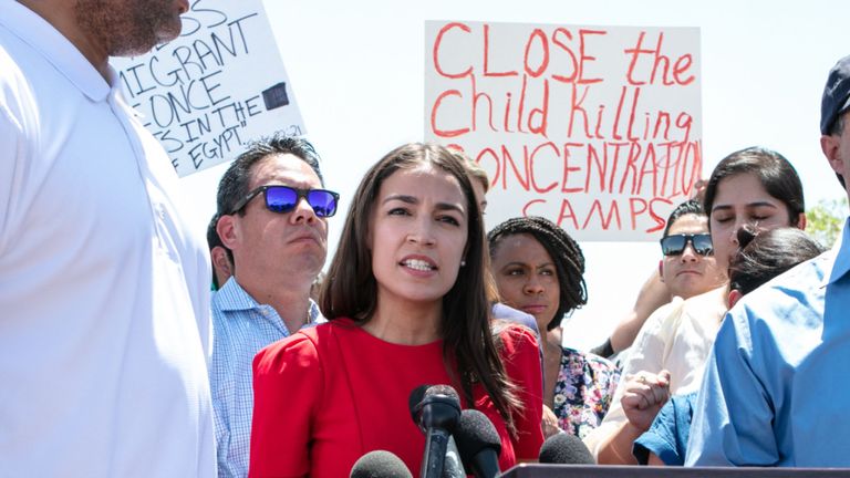 CLINT, TX - 01 JUILLET: Rep. Alexandria Ocasio-Cortez (D-NY) s'adresse aux médias après la visite du centre de patrouille frontalière de Clint, TX hébergeant des enfants le 1er juillet 2019 à Clint, au Texas. Des informations faisant état de conditions inhumaines ont affecté l’établissement où sont détenus des enfants migrants. (Photo de Christ Chavez / Getty Images)
