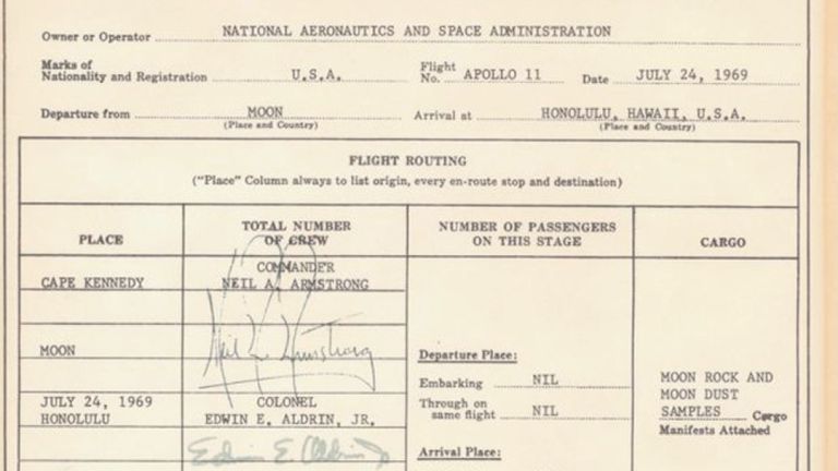 Les astronautes d’Apollo 11 devaient signer une déclaration en douane. Pic: NASA