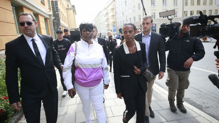 Renée Black (C), la mère de Rocky, arrive au tribunal pour suivre le procès de son fils à Stockholm le 30 juillet 2019. - L'artiste, âgée de 30 ans, s'appelle Rakim. Mayers, a été arrêté le 3 juillet 2019 avec trois autres personnes à la suite d’une bagarre dans la rue à Stockholm le 30 juin. La détention du musicien a attisé les tensions diplomatiques et le scandale des fans