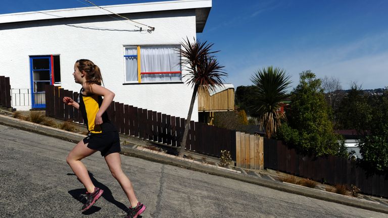 Les concurrents prennent part à une course dans l'une des rues les plus raides au monde à Dunedin, en Nouvelle-Zélande, le 18 septembre 2011.
