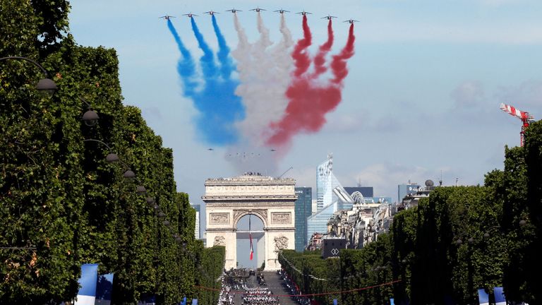 La Patrouille de France, l'armée de l'air française, survole l'avenue des Champs-Élysées lors du traditionnel défilé militaire du 14 juillet à Paris, en France, le 14 juillet 2017