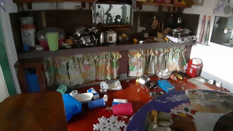 Objets éparpillés sur le sol d'une maison dans la province de Batanes